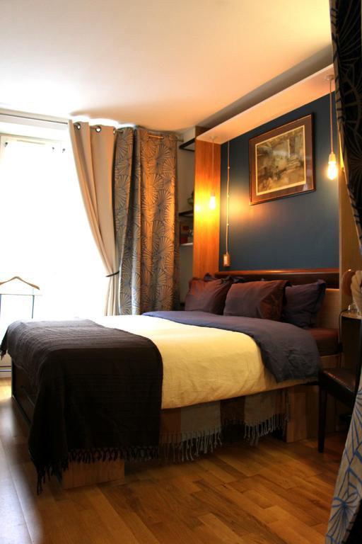 Private Room In A Parisian Homestay! - Close To It All! Room photo
